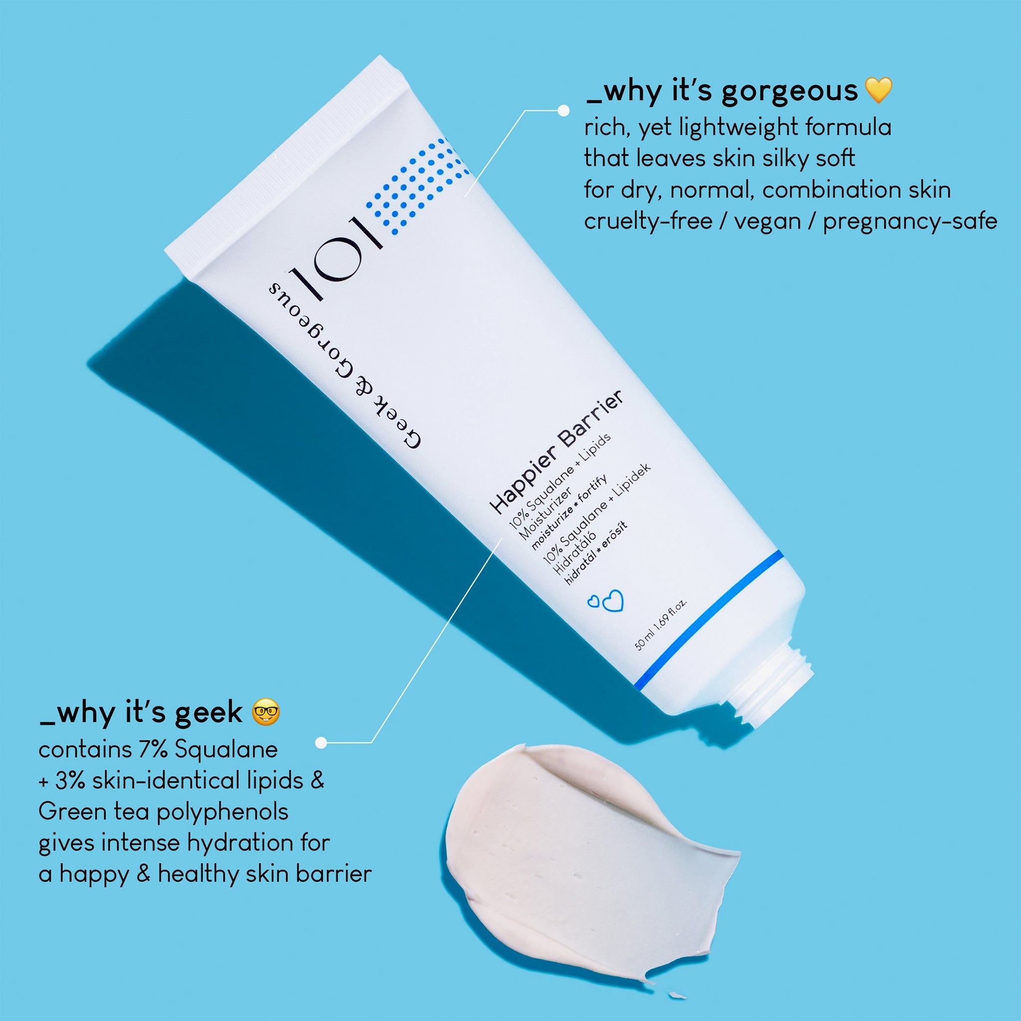 Weiße Tube Happier Barrier mit blauen Akzenten. Text: 101, Geek & Gorgeous, Happier Barrier, Moisturizer. Produkt auf blauem Untergrund mit Creme.