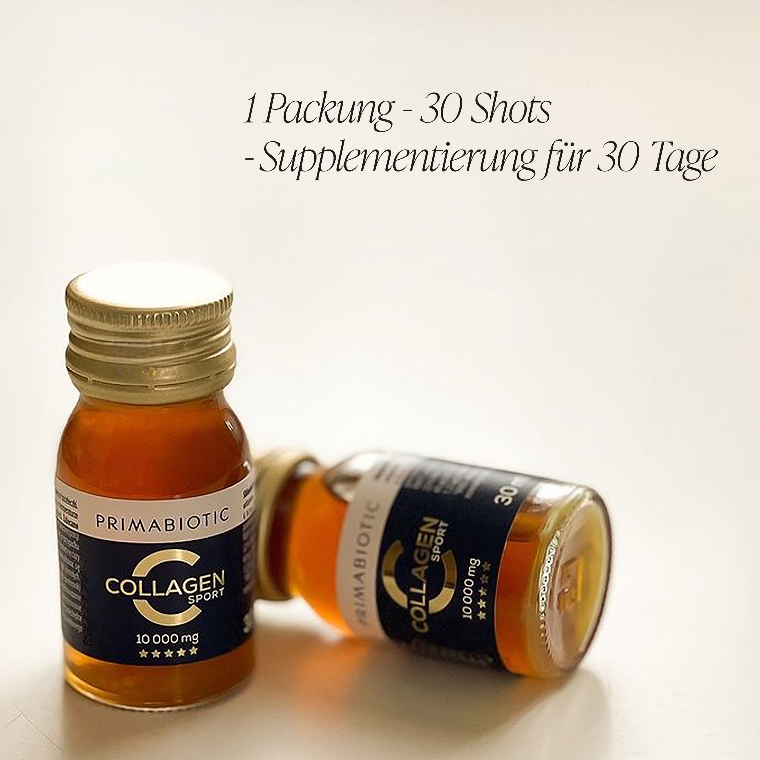 Zwei kleine Flaschen Primabiotic Collagen Sport. Aufschrift: 10.000 mg. Goldfarbener Deckel.