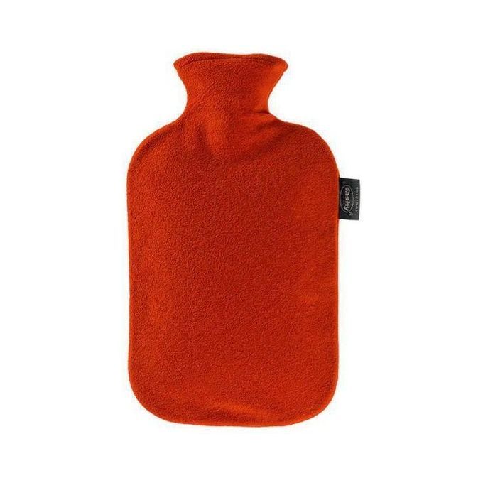 Orangene Wärmflasche mit Fleece-Bezug. Rechteckige Form mit Hals. Kleines Etikett mit Logo.