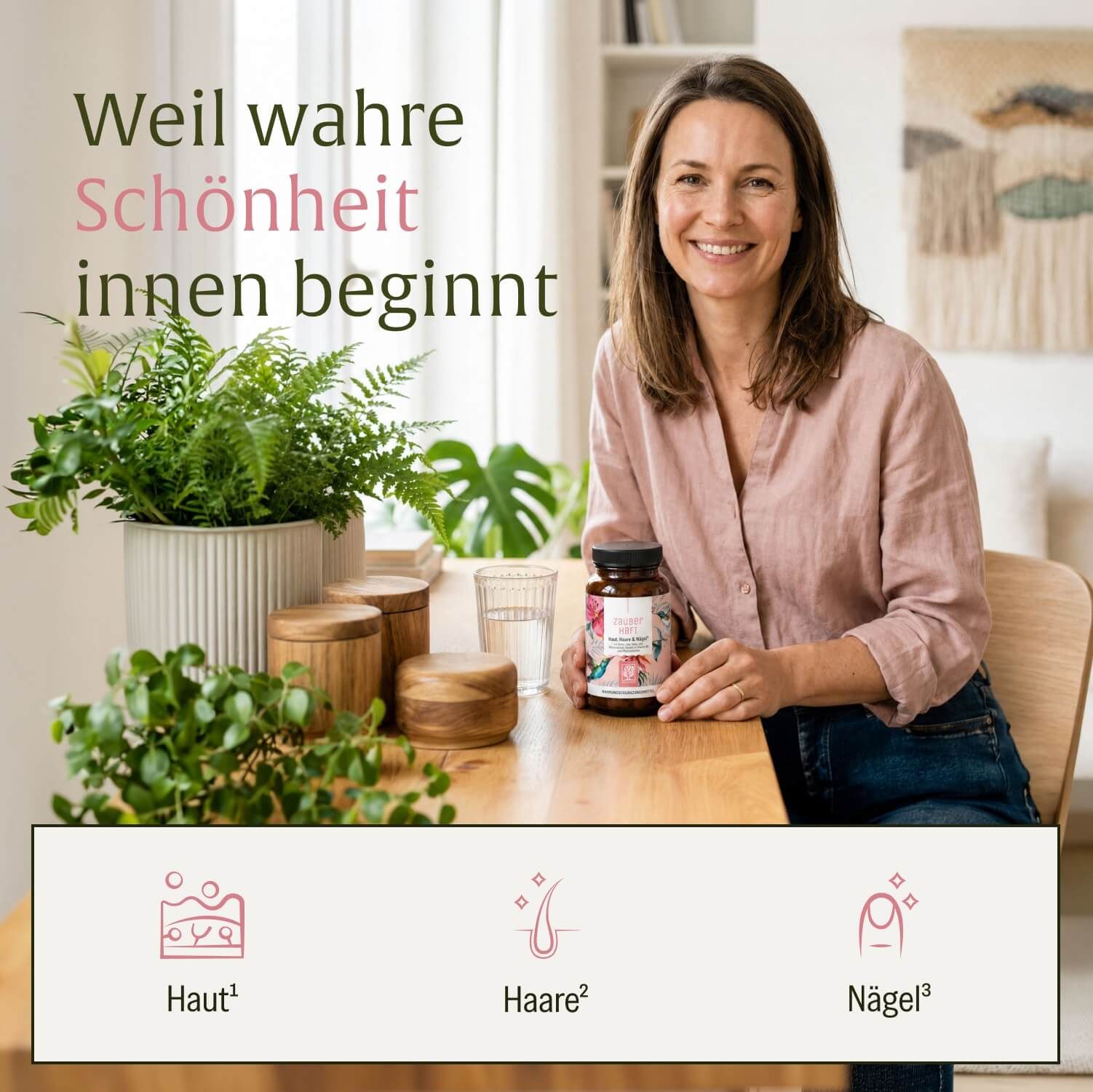 Frau hält Naturtreu Zauber Haft Flasche. Wahre Schönheit beginnt innen.