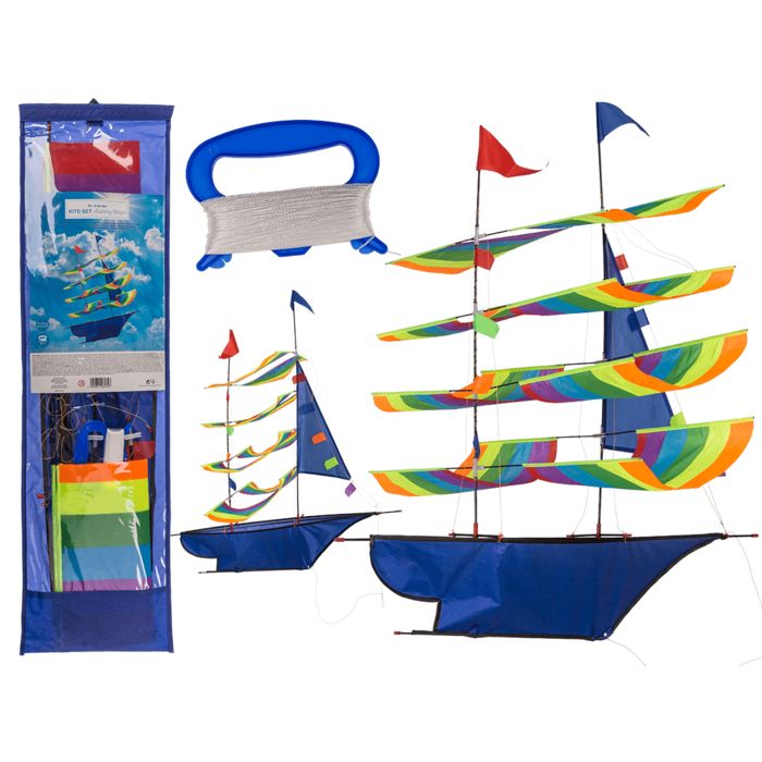 Blaues Segelschiff-Drachenset mit bunten Segeln und Zubehör. Enthält eine blaue Tasche, eine Schnurrolle und zwei Drachen.