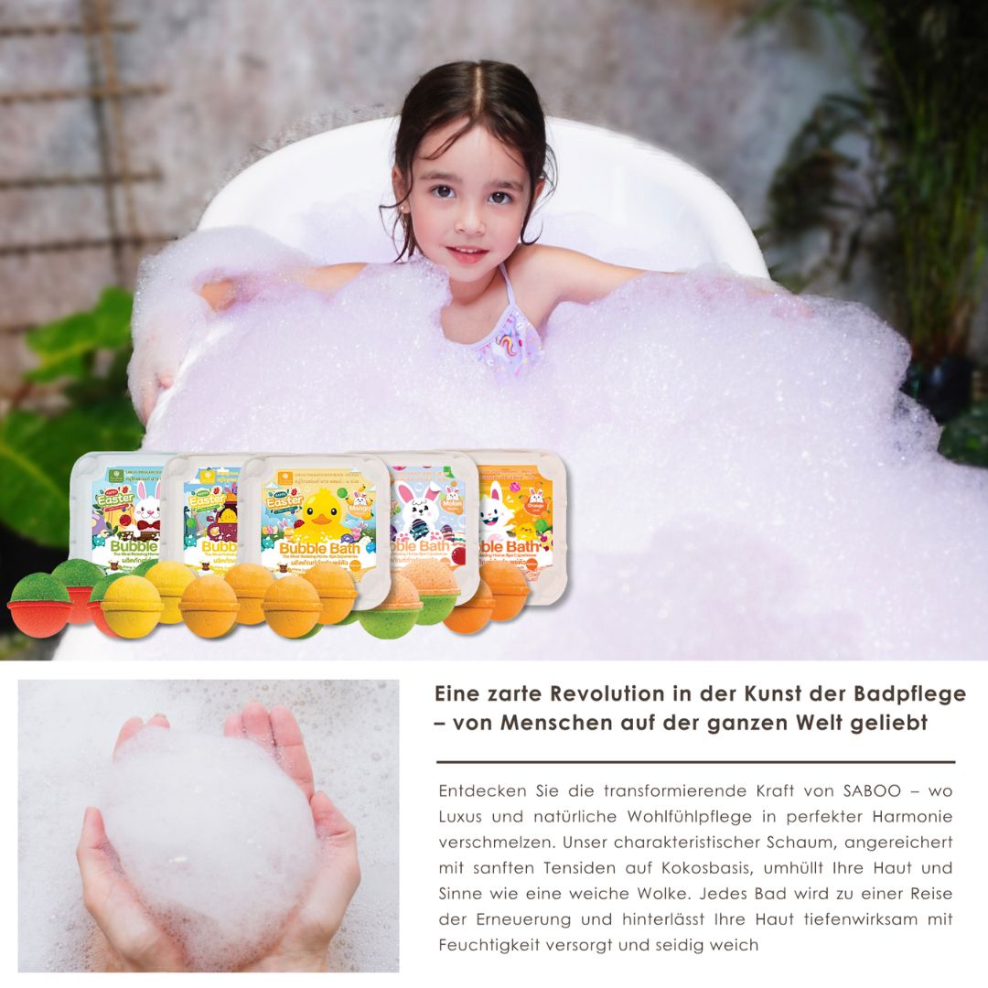 Kind in Badewanne mit Schaum. Mehrere Verpackungen mit Badbomben. Text: Saboo.