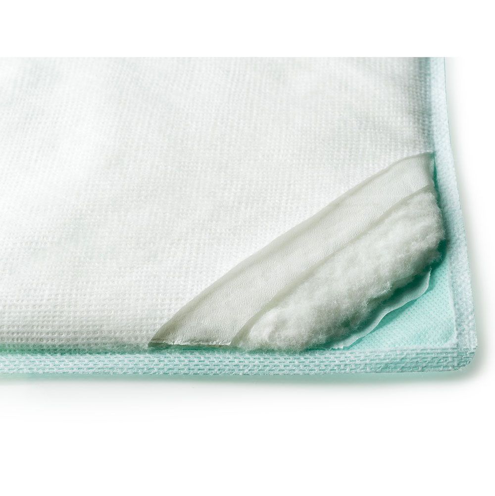 Wundauflage mit weißer, textiler Oberfläche und blauem Rand. Ein Eckbereich ist aufgefaltet, um das Innere zu zeigen.