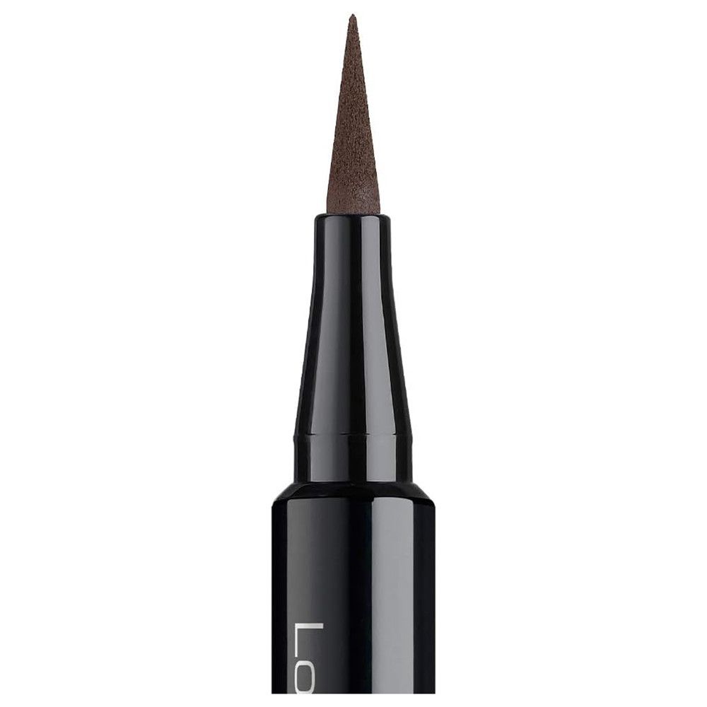 Nahaufnahme der Spitze eines braunen, flüssigen Eyeliners. Schwarzer Stift.