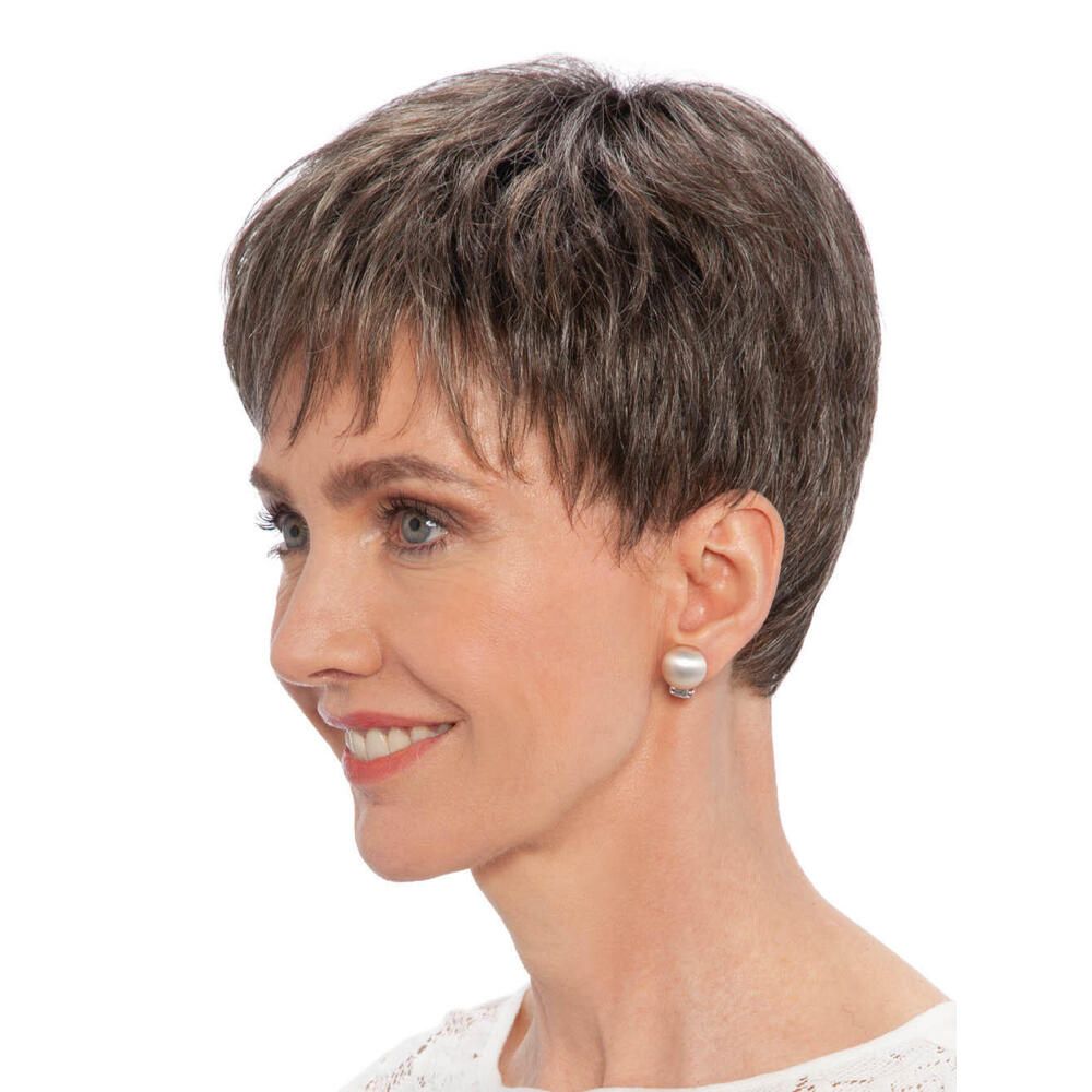 Kurzhaarperücke mit grauen Strähnen. Seitenansicht einer Frau mit Perlenohrring.