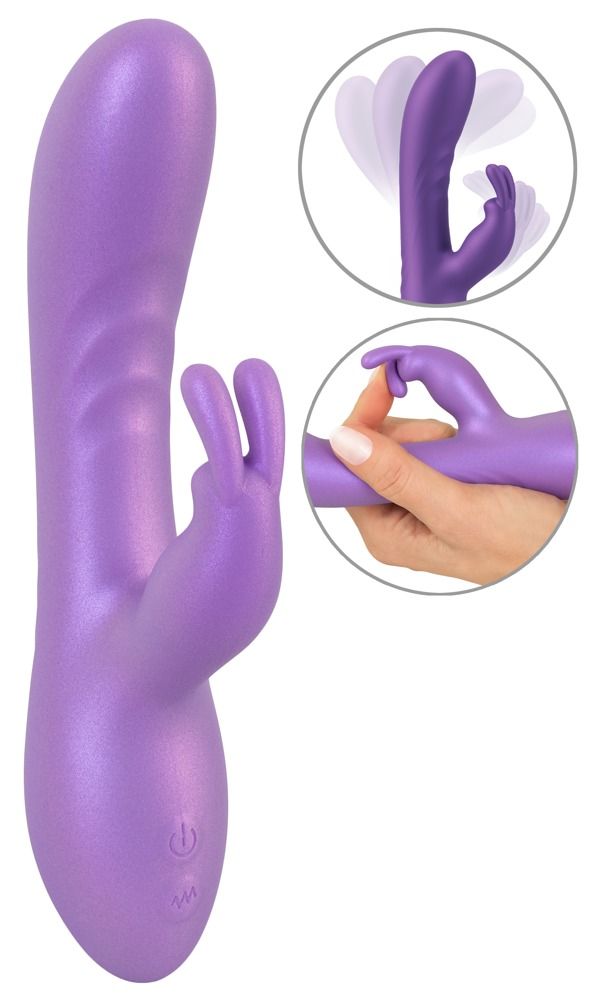 Lila Vibrator mit Hasenohren und abgerundeter Spitze. Zwei Detailansichten zeigen die flexible Spitze und die Bedienung.