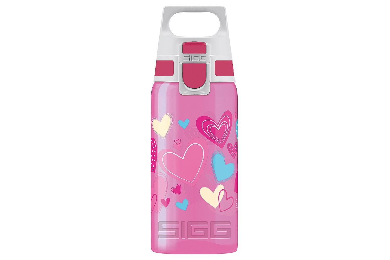 Rosa Trinkflasche mit weißen, blauen und pinken Herzen. Oben weißer Deckel mit Tragegriff. SIGG-Logo unten.