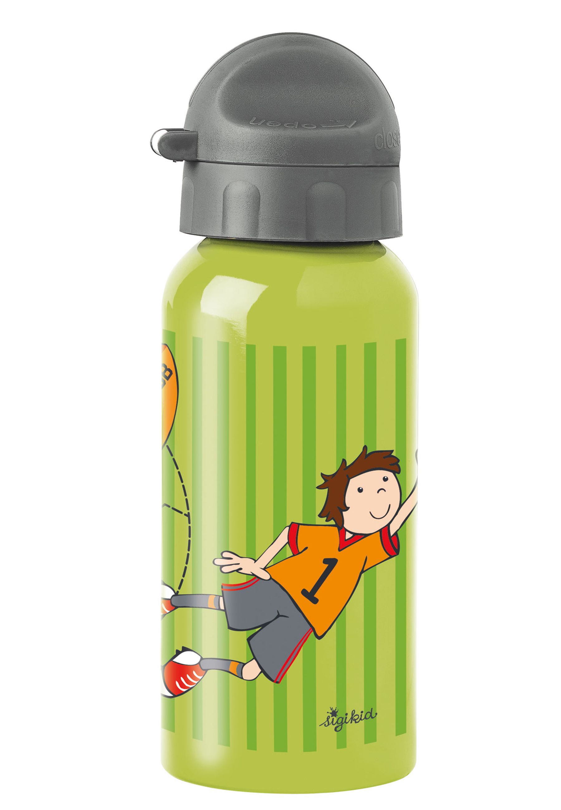 Grüne Trinkflasche mit Fußballmotiv und grauem Deckel. Aufschrift "sigikid".