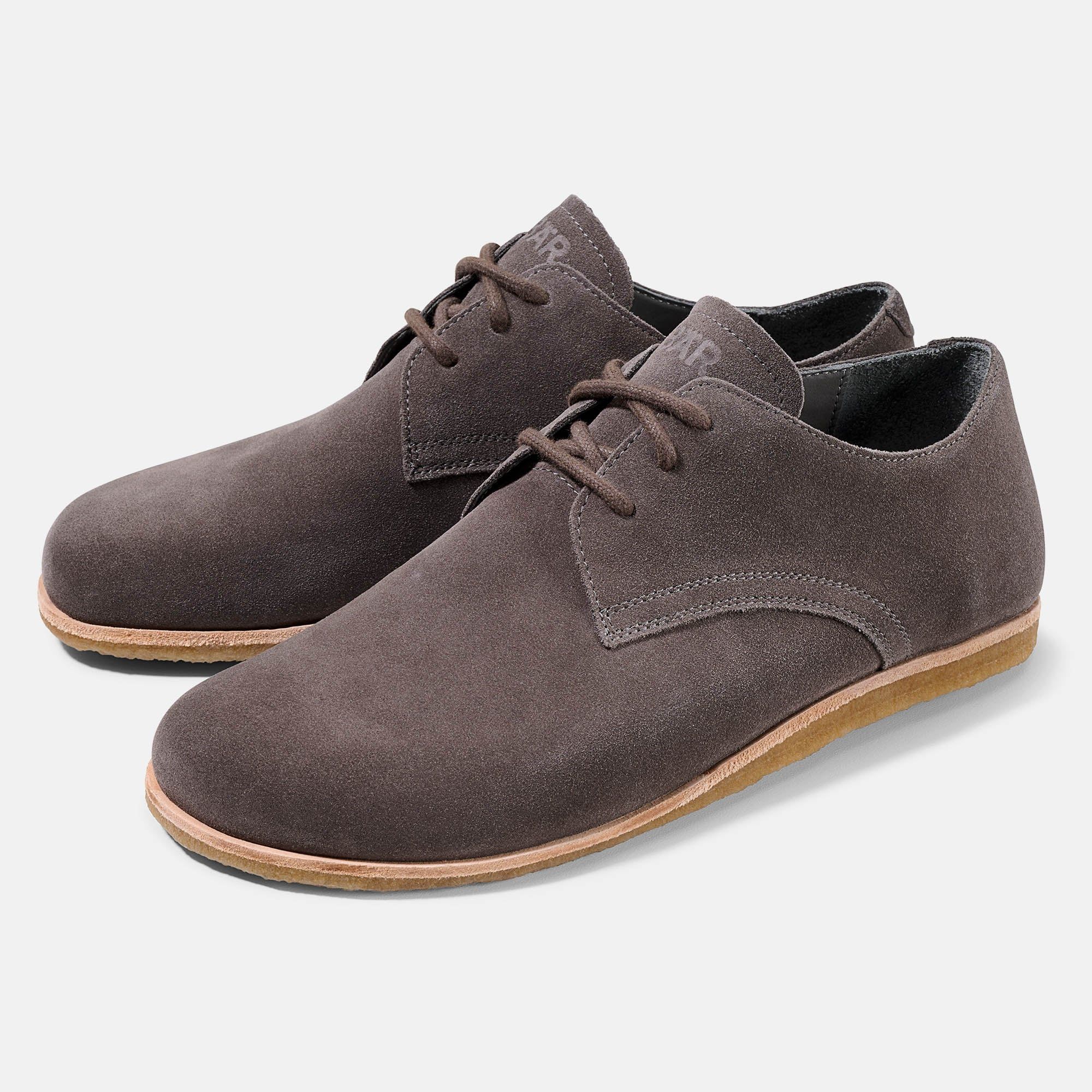 Zwei braune Schnürschuhe. Wildleder, helle Sohle. BÄR-Logo auf der Zunge.