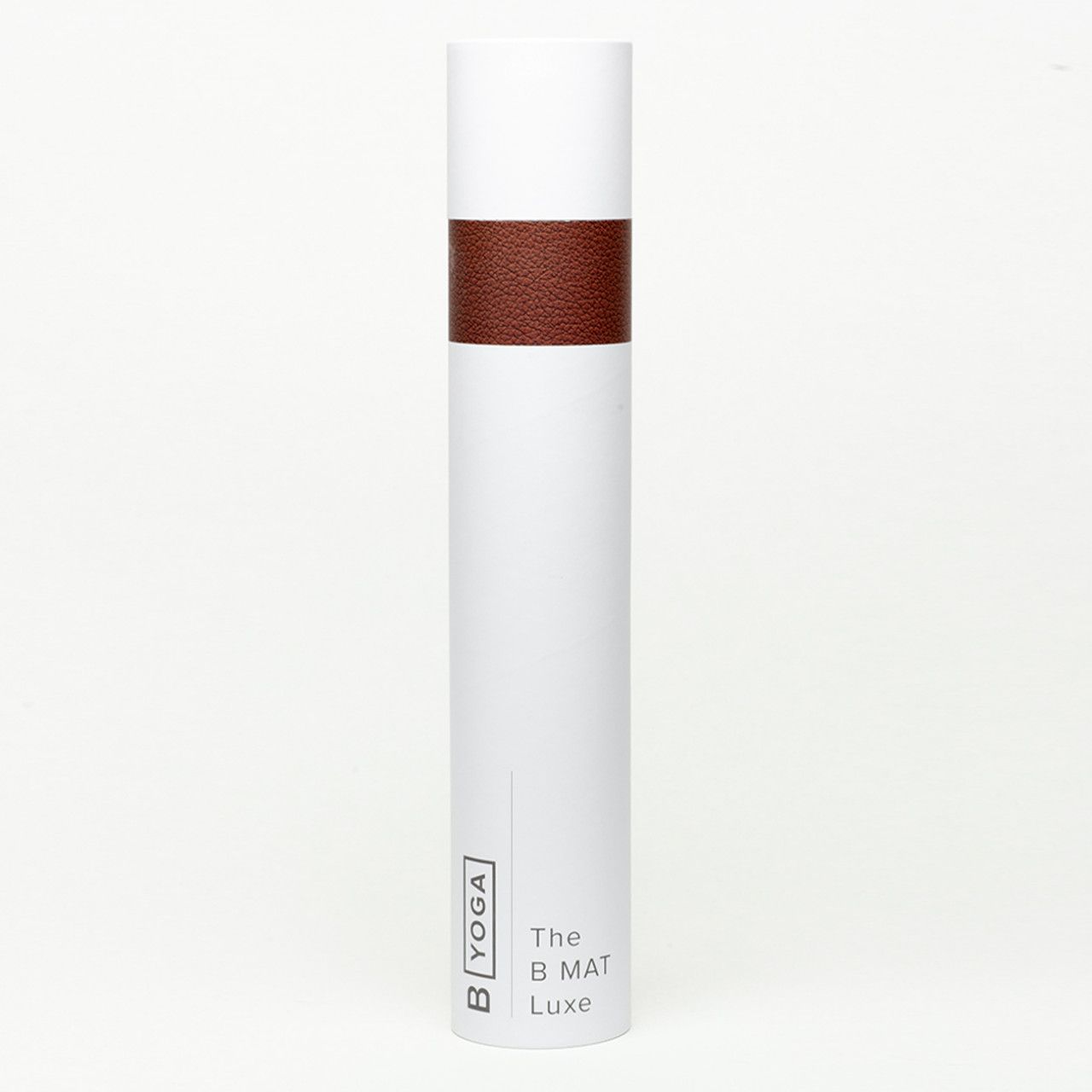 Zylindrische Verpackung, weiß, mit braunem Yogamatten-Abschnitt und Logo "B YOGA".