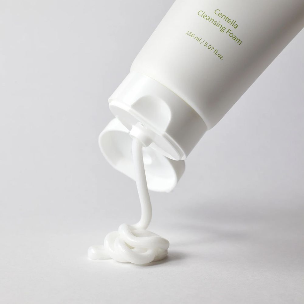 Centella Cleansing Foam von mixsoon fließt aus einer geöffneten Tube.