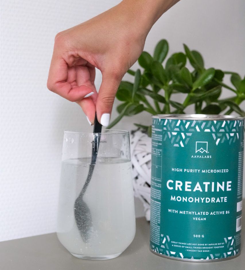 Werbebild. Dose mit Kreatin, Text und Icons. 100% vegan, 500g, 166 Portionen.