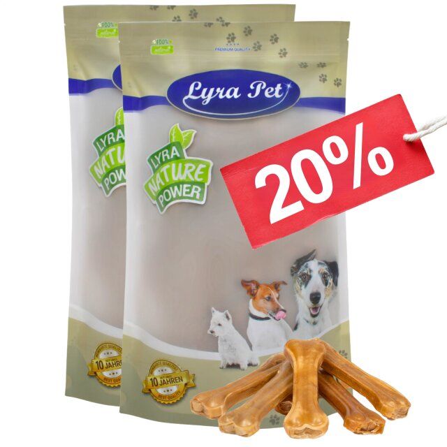 Zwei Beutel Lyra Pet Kauknochen. Auf einem Anhänger steht 20%. Auf den Beuteln sind Hunde abgebildet.