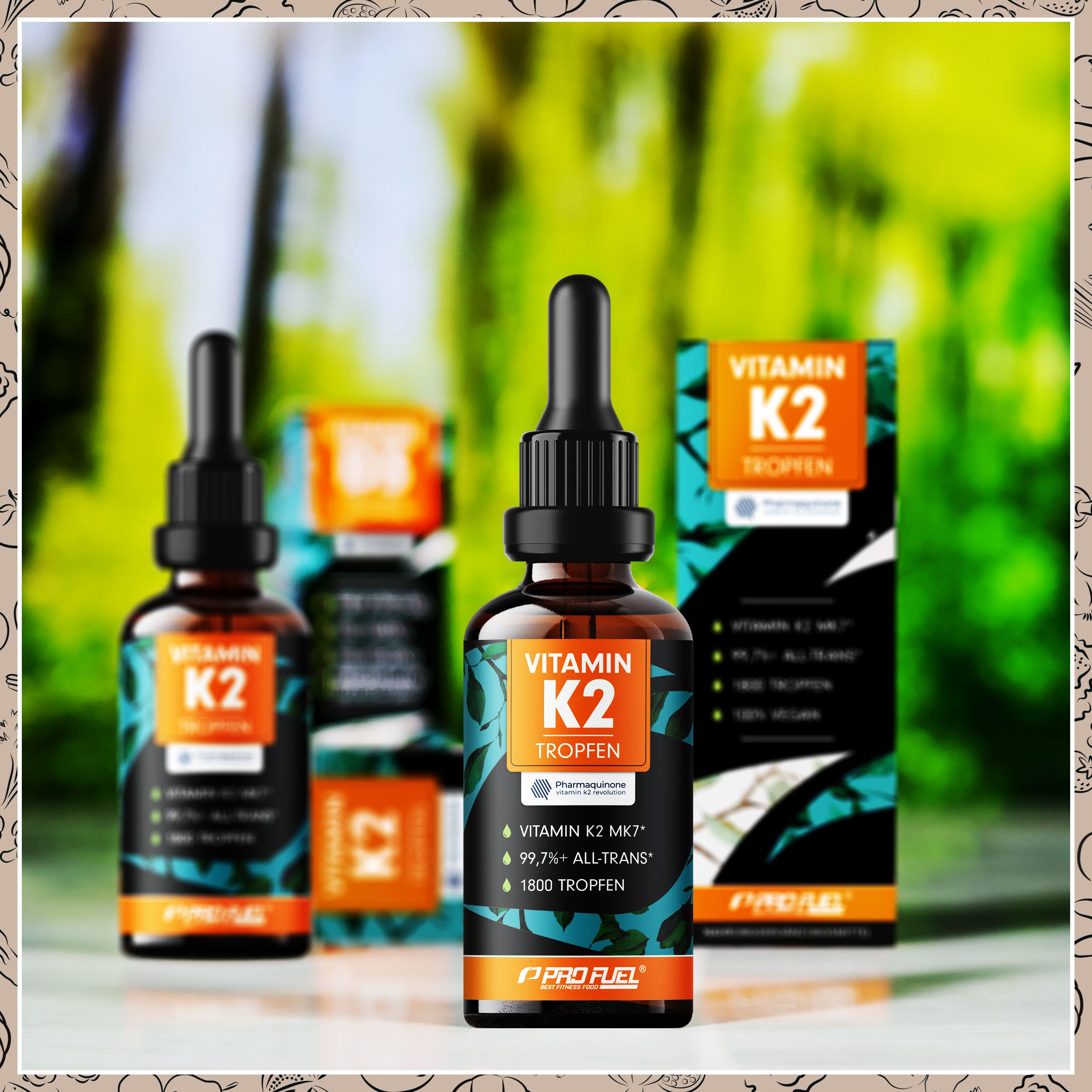 Mehrere Flaschen Vitamin K2 Tropfen mit Tropfer und Karton. Aufschrift: Vitamin K2 Tropfen. Grün-orange Design.