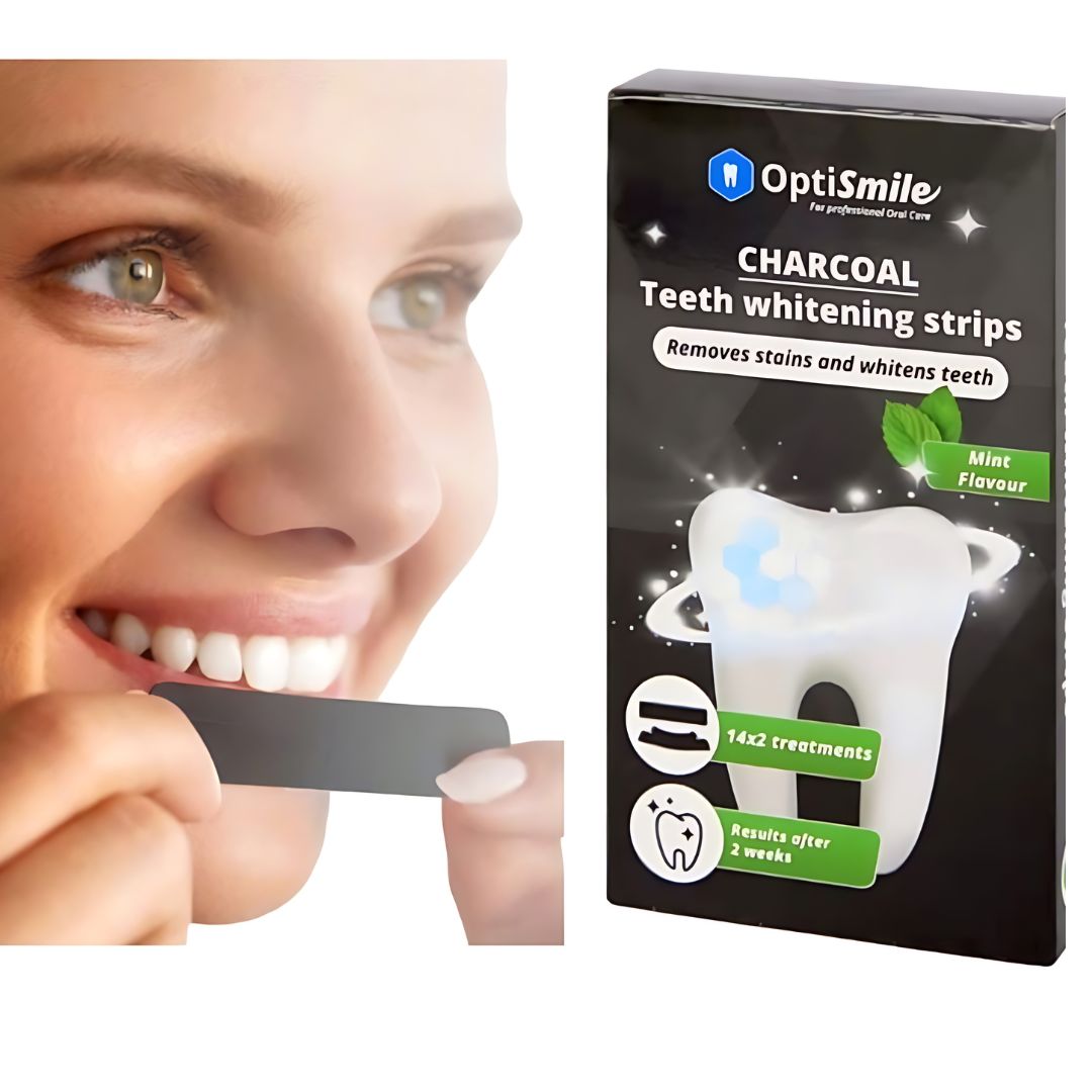 Frau hält Zahnaufhellungsstreifen neben der Verpackung. Verpackung mit OptiSmile-Logo und Produktnamen. Text: Charcoal Teeth whitening strips, 14x2 Behandlungen.