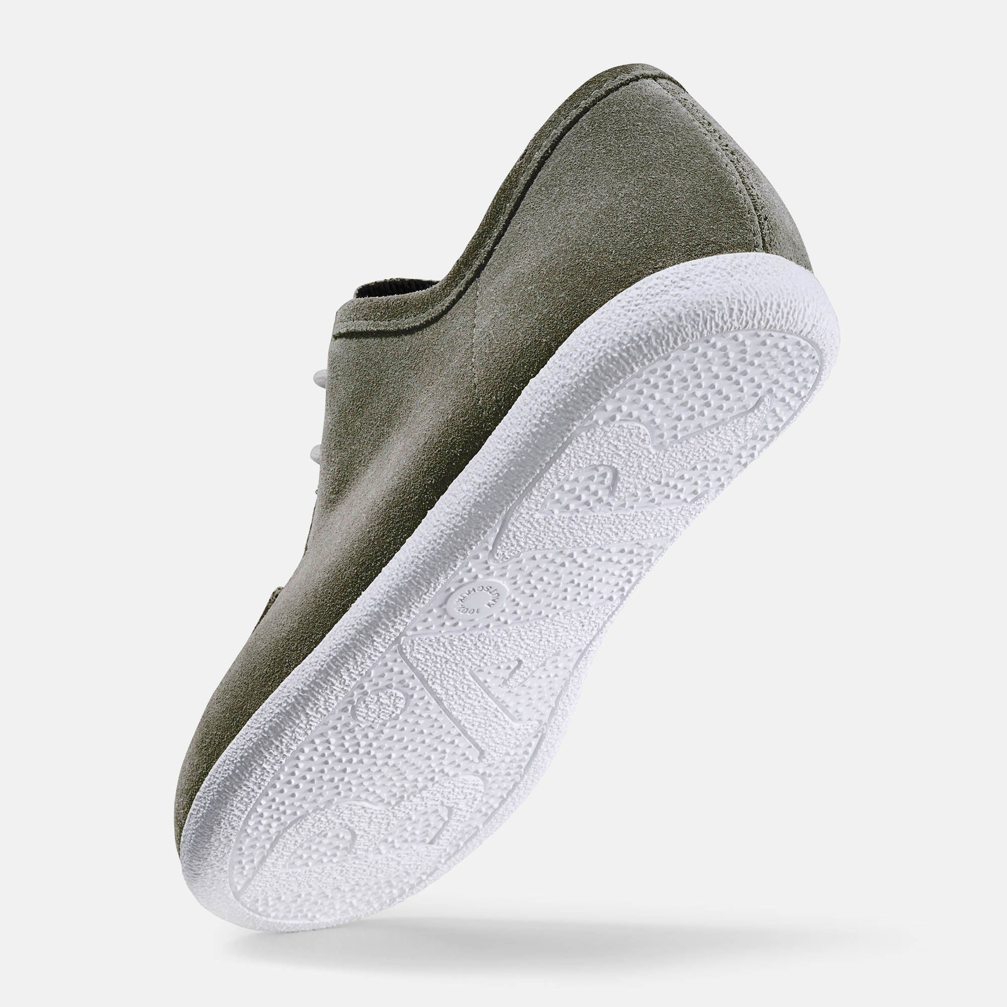 Grauer Schnürschuh mit weißer Sohle. Wildleder-Obermaterial. Breite Passform. Schuh von unten schräg.