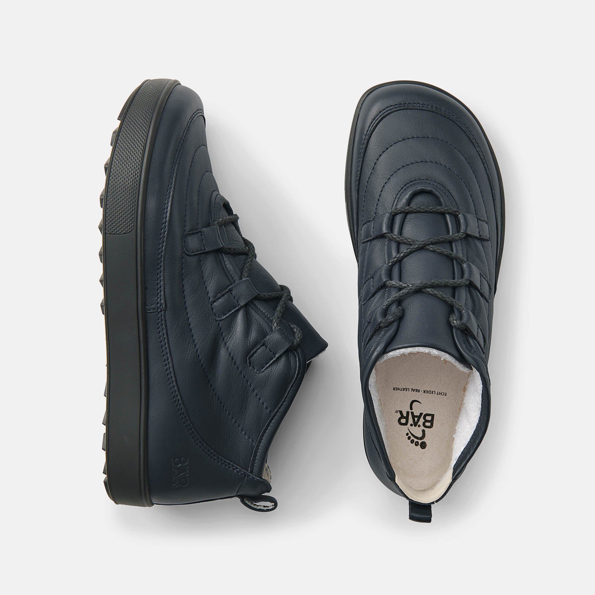 Zwei dunkelblaue BÄR Schuhe Lena Damen Stiefeletten. Ansicht von oben. Schnürung, breite Sohle, Innenfutter, BÄR Logo.