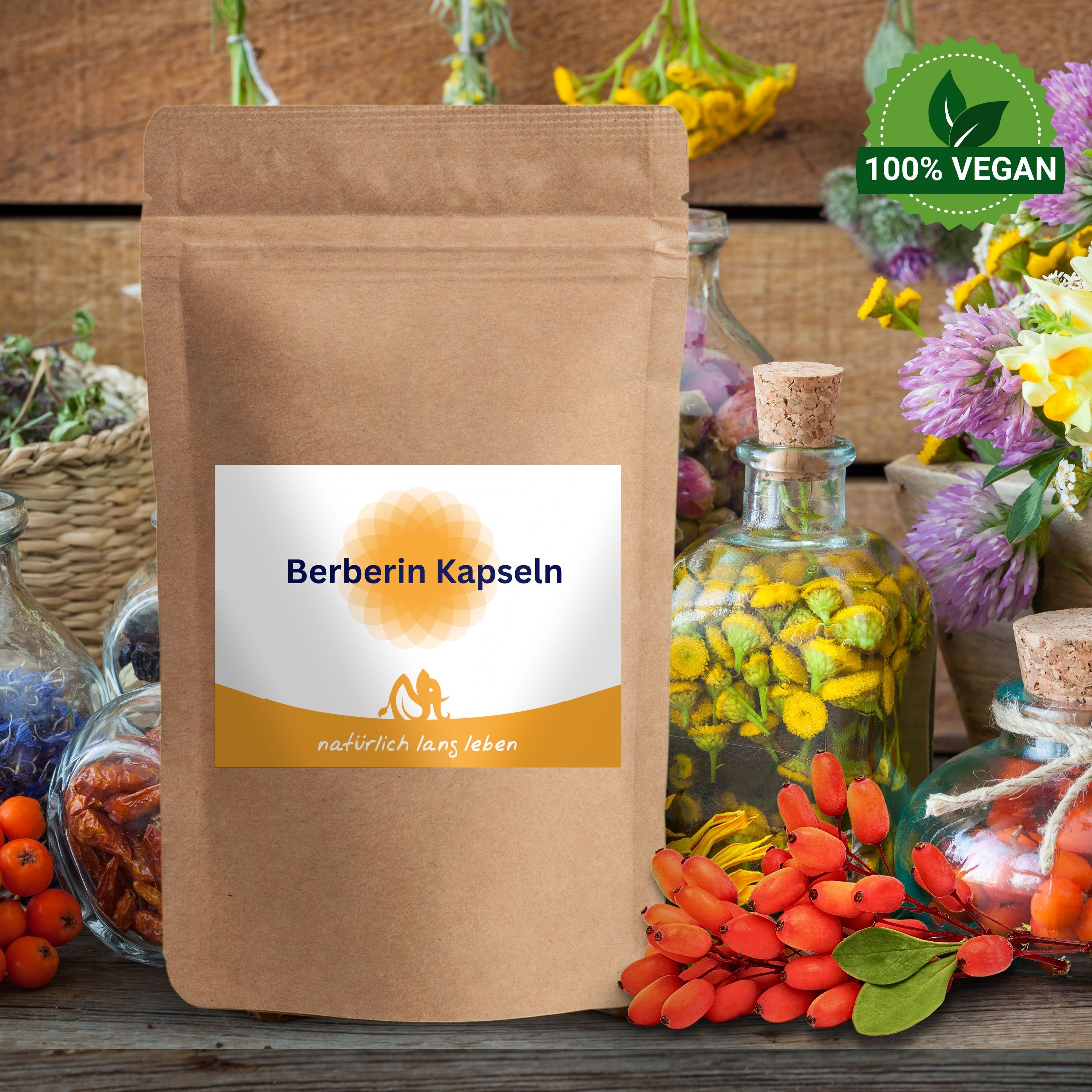 Beutel mit Berberin Kapseln, umgeben von Kräutern und Beeren. Vegan-Siegel.