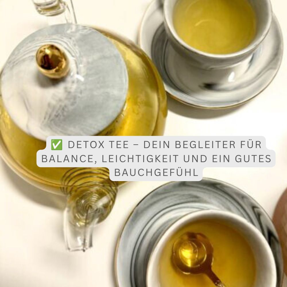 Teekanne und Tassen mit goldenem Tee. Text: Detox Tee - Dein Begleiter für Balance.