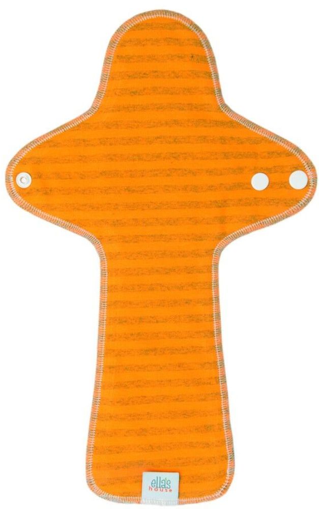 Orangefarbene Stoffbinde mit horizontalen Streifen und Druckknöpfen. Mit Logo "ellas house".