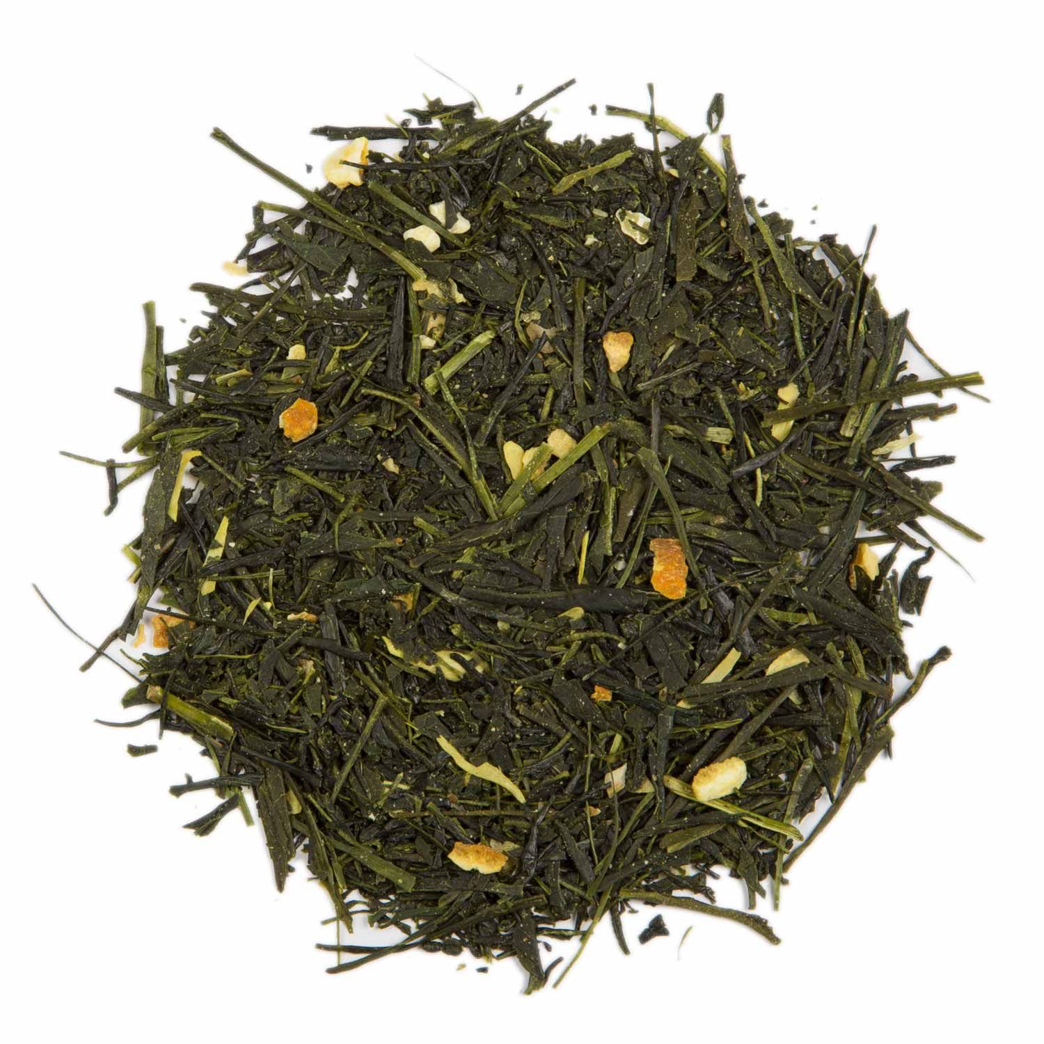 Grüner Tee mit Yuzu-Frucht. Lose Teeblätter mit hellen Fruchtstücken. Draufsicht auf weißem Hintergrund.