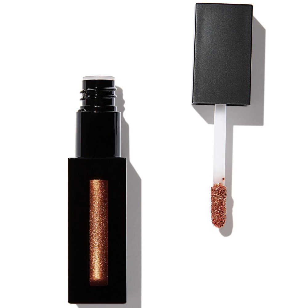 Schwarze Lipgloss-Tube, Deckel daneben. Applikator mit bronzefarbenem Glitzer. Weißer Hintergrund.