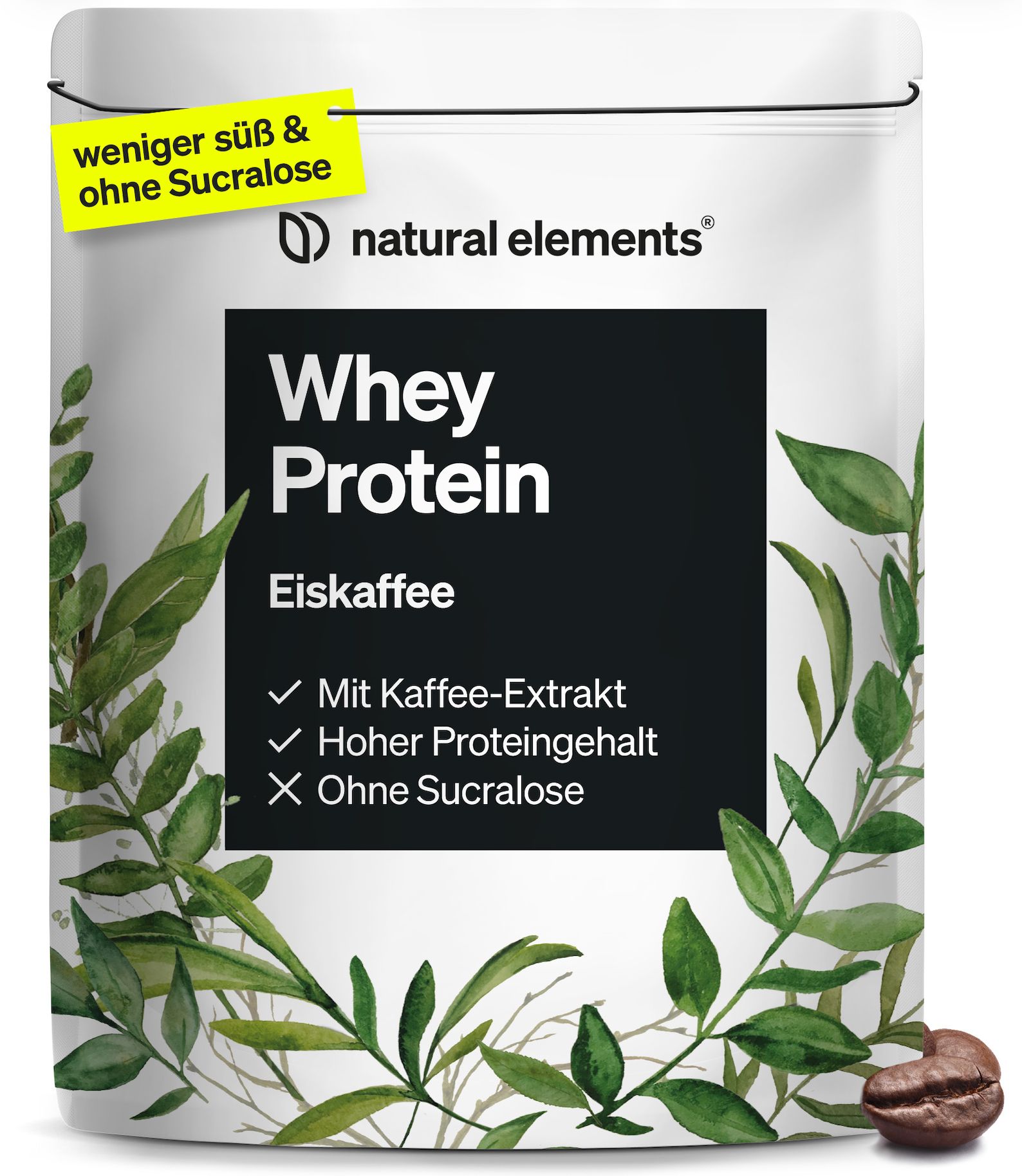 Weiße Beutel mit schwarzem Feld. Aufschrift: Whey Protein Eiskaffee. Logo: natural elements. Gelber Aufkleber: weniger süß & ohne Sucralose.