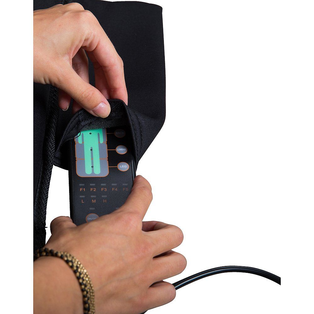 Hände halten Fernbedienung. Fernbedienung mit Knöpfen und Anzeige. Schwarzes Kabel.