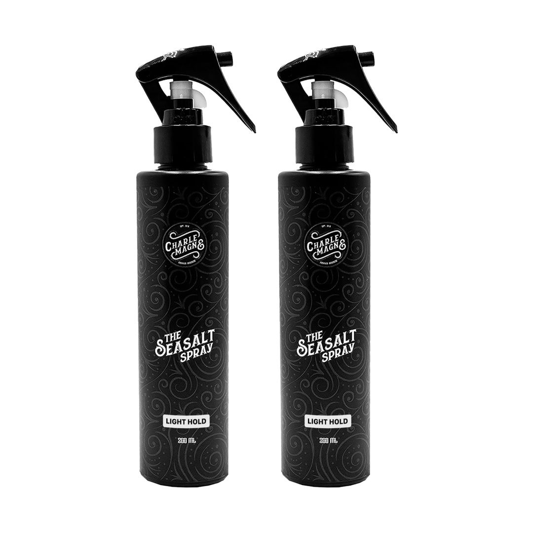 Zwei schwarze Sprühflaschen "The Seasalt Spray" mit schwarzem Pumpsprühkopf. "Light Hold" und "200 ml" sind auf den Flaschen aufgedruckt.