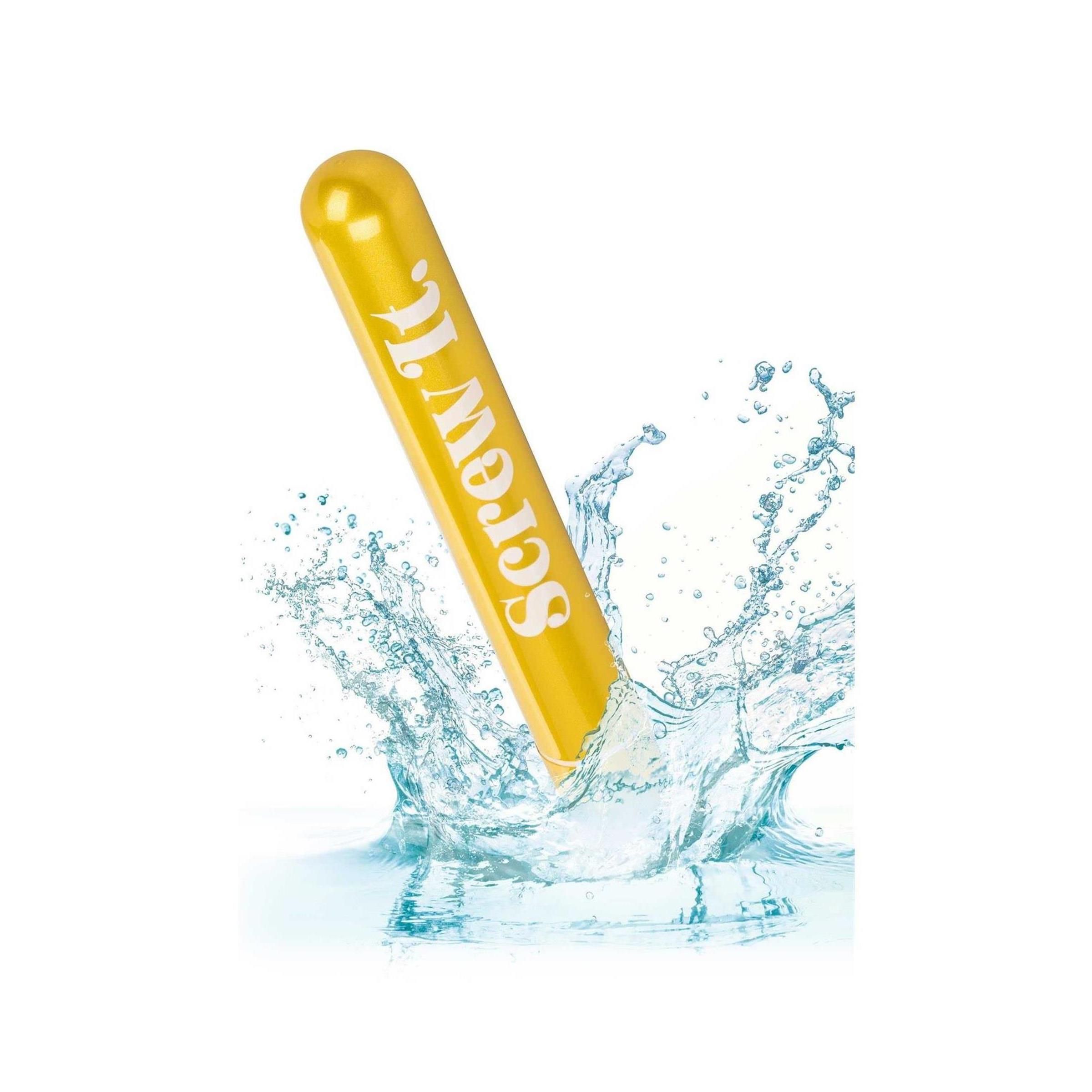 Gelber Vibrator im Wasser. Aufschrift "Screw It". Zylindrische Form.