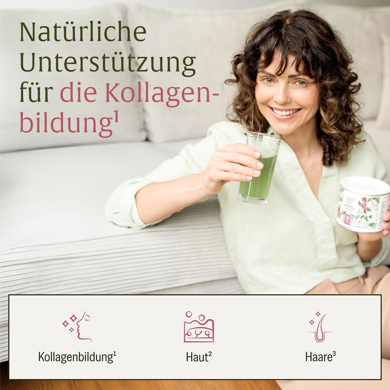 Frau trinkt grünen Smoothie, hält eine Dose Glanz Völl Kollagen.