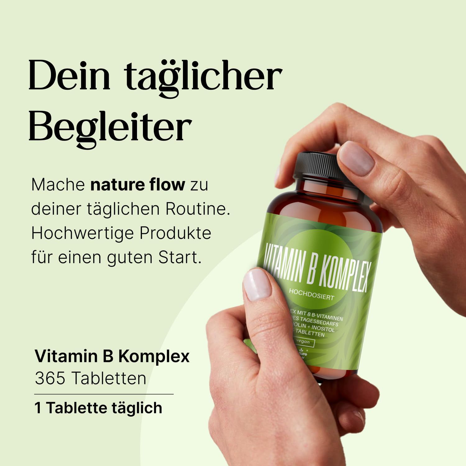 Braune Glasflasche mit grünem Etikett. Aufschrift: Vitamin B Komplex. Text: 365 Tabletten, 1 Tablette täglich. Logo: Nature Flow.
