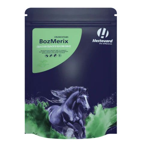 Dunkelblaue Verpackung mit grünem Etikett. Text: BozMerix CrunchTabs. Logo: Hestevard. Abbildung: Pferd in Bewegung.