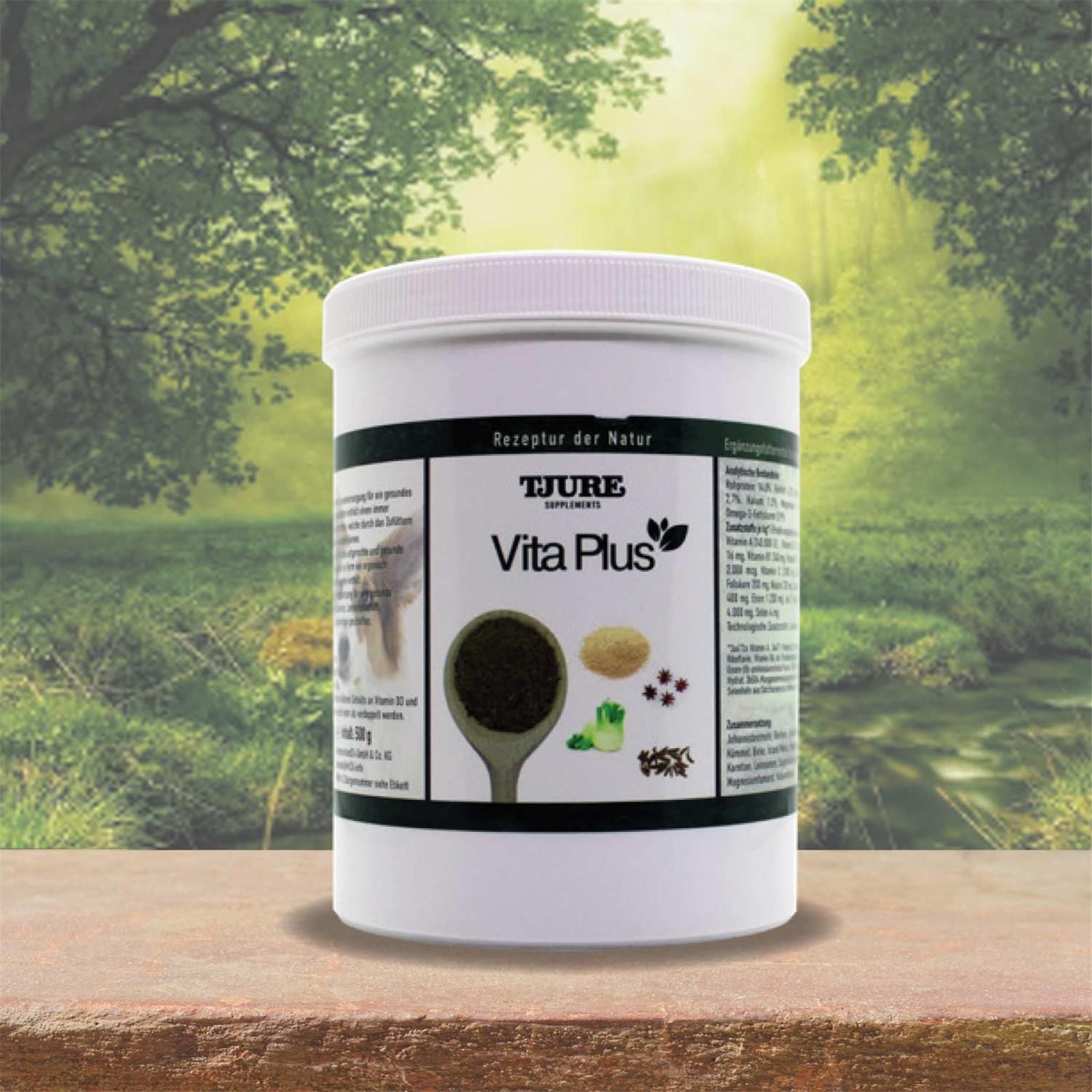 Weißer Behälter mit TJURE Vita Plus. Etikett mit Text und Zutaten. Hintergrund: Naturlandschaft.