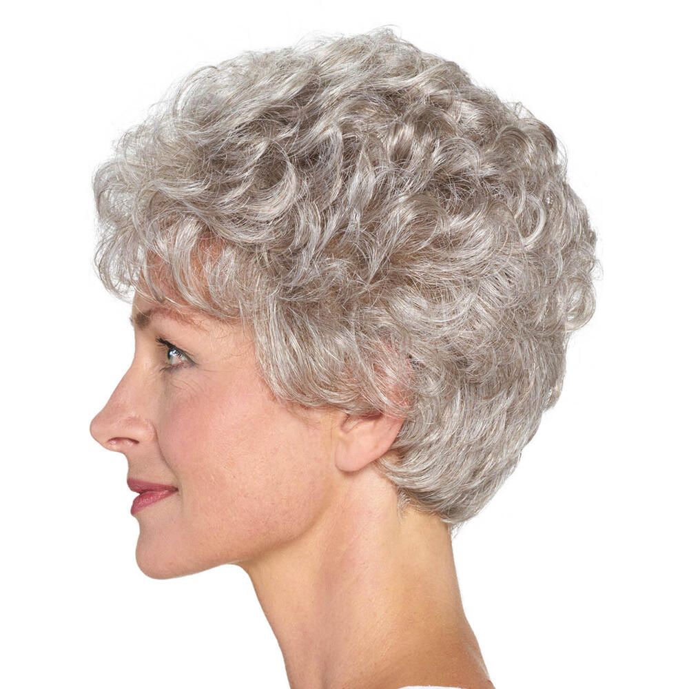 Graue Perücke mit lockigem Haar. Seitenansicht einer Frau.