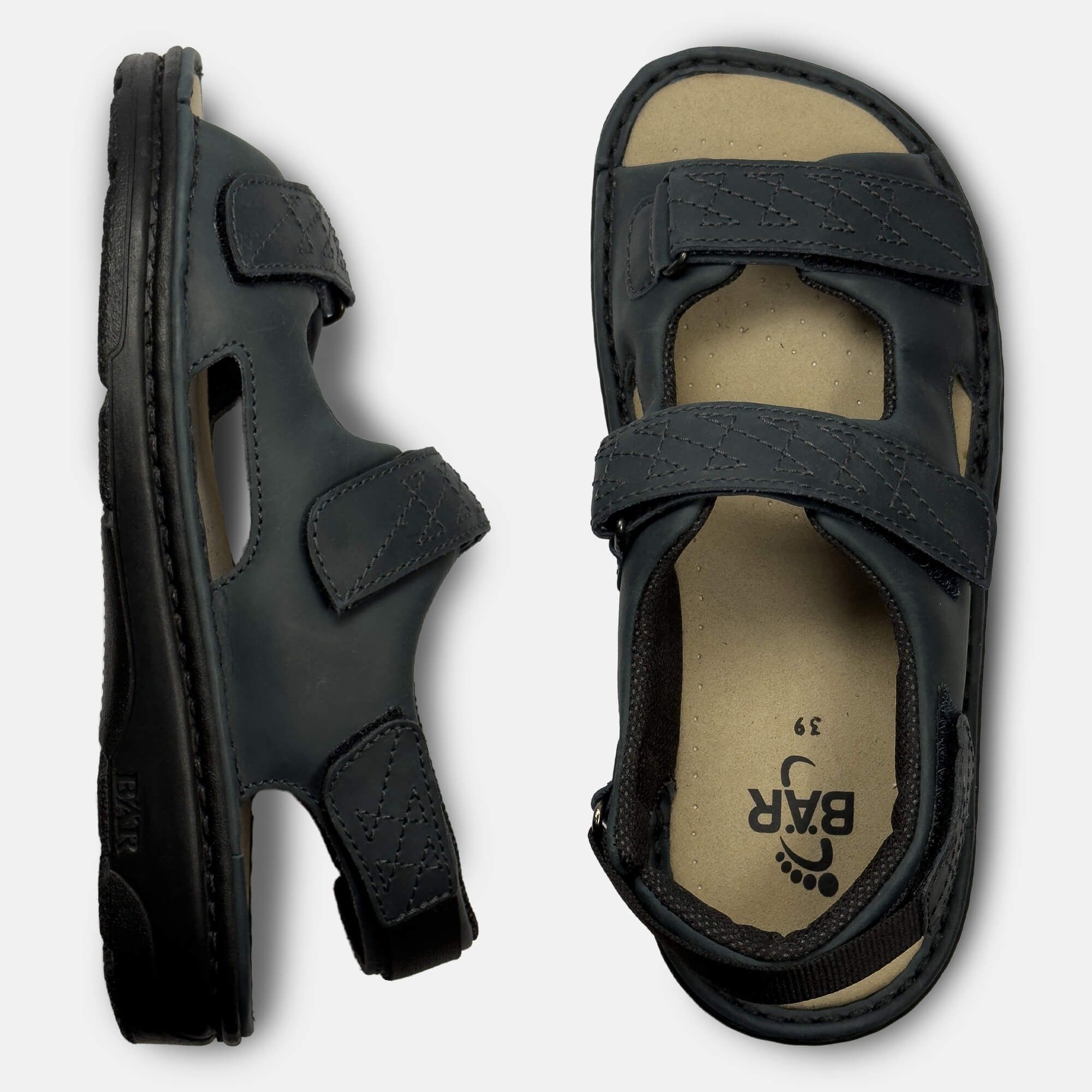 Sandalenpaar, eine von oben, eine von der Seite. Schwarzes Leder, Klettverschlüsse. BÄR-Logo und Größe 39 sichtbar.