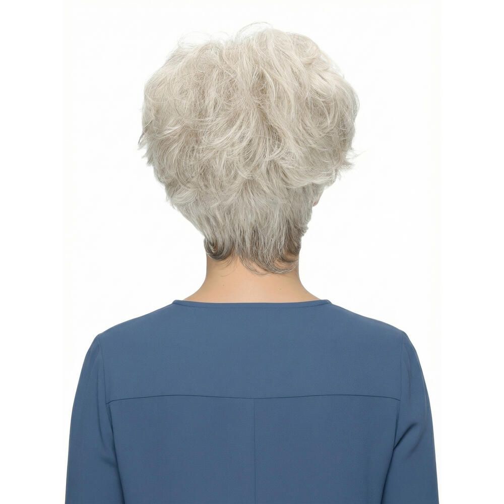 Kurzhaarperücke mit lockigem, grauem Haar. Rückansicht einer Frau mit blauem Oberteil.
