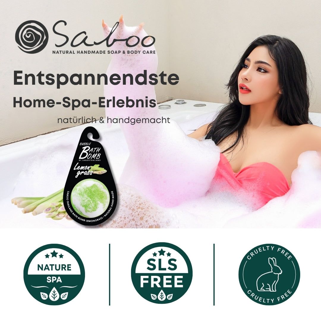 Frau in Badewanne mit Schaum. SABOO-Logo. Badbomben-Verpackung mit Zitronengras. Zertifizierungen: Nature Spa, SLS Free, Cruelty Free.