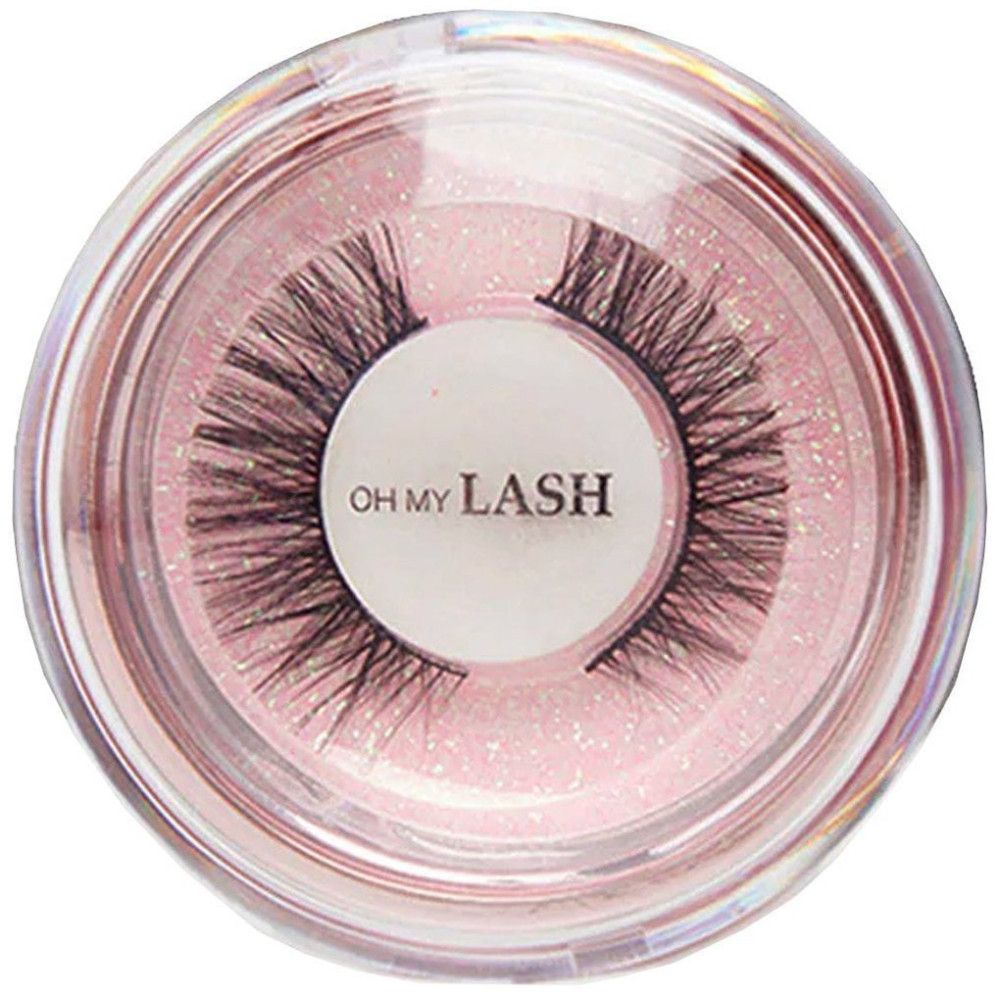 Falsche Wimpern in runder, transparenter Verpackung. Auf der Innenseite steht "OH MY LASH". Die Wimpern sind schwarz und voluminös.