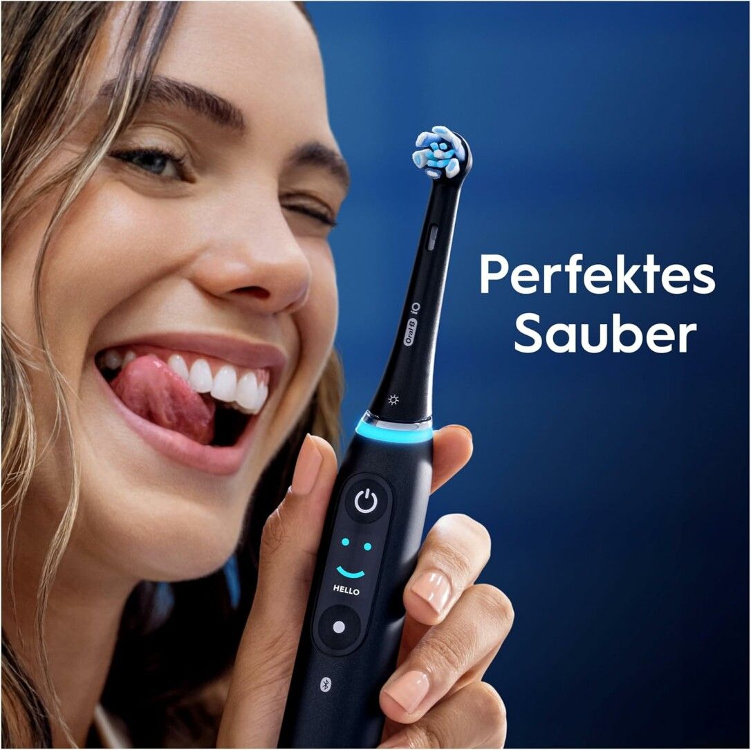 Frau mit einem schwarzen Oral-B iO Handstück. Bürstenkopf im Mund. Handstück mit Bedienknöpfen und Display.