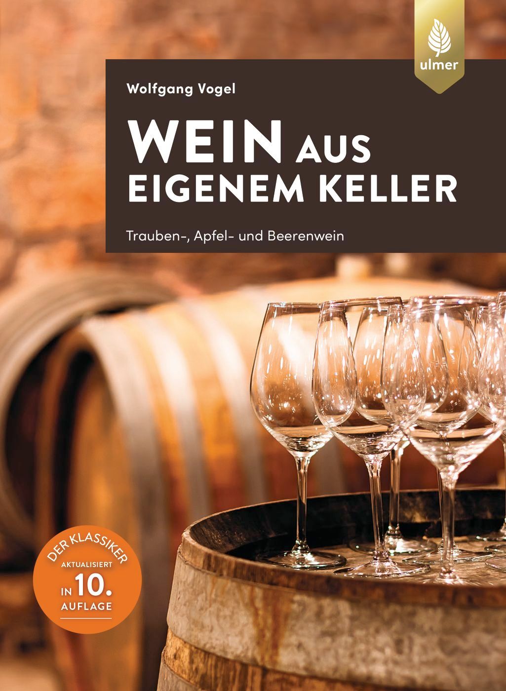 Buchcover: "Wein aus eigenem Keller". Titel, Autor, und Untertitel. Im Hintergrund Weinfässer und Weingläser.