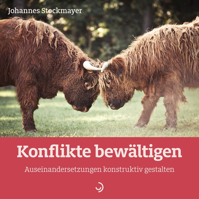 Buchcover: Titel 'Konflikte bewältigen'. Zwei Büffel stoßen Hörner an. Autor: Johannes Stockmayer. Roter Balken mit Titel.