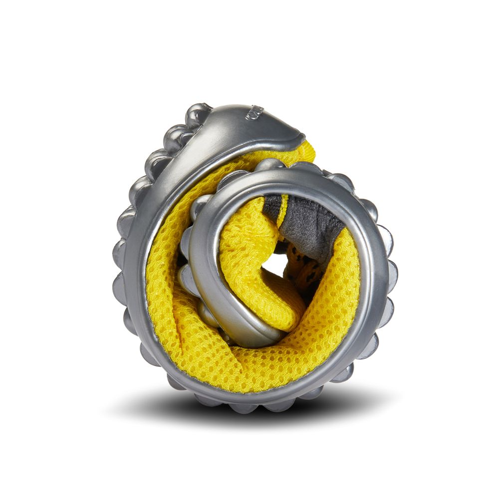 Gelb-grauer Barfußschuh, gefaltet. Flexibles Design, graue Sohle, gelbes Mesh-Obermaterial.
