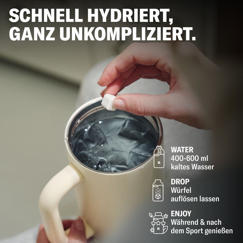 Hand legt einen Würfel in eine Tasse. Text: Wasser 400-600 ml kaltes Wasser. Text: Drop Würfel auflösen lassen. Text: Enjoy während & nach dem Sport genießen.