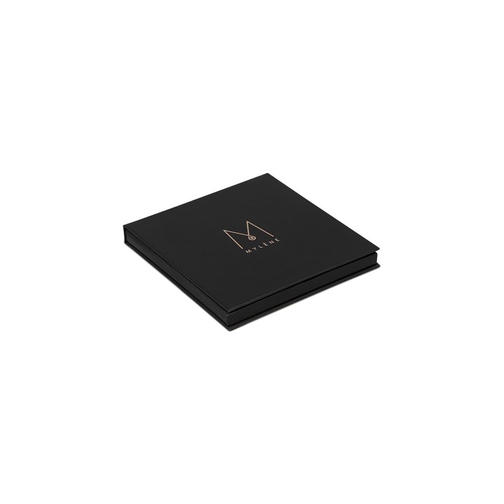 Schwarze Kosmetik-Palette mit goldfarbenem Logo. Geschlossene, quadratische Form.