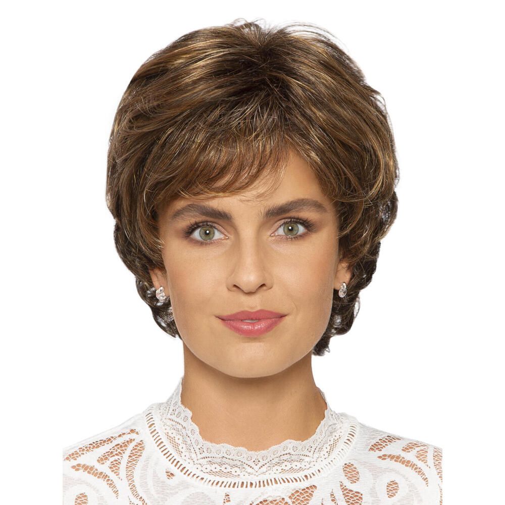 Kurzhaarperücke mit braunen und blonden Strähnen. Frontale Ansicht einer Frau mit Perücke und Spitze-Oberteil.