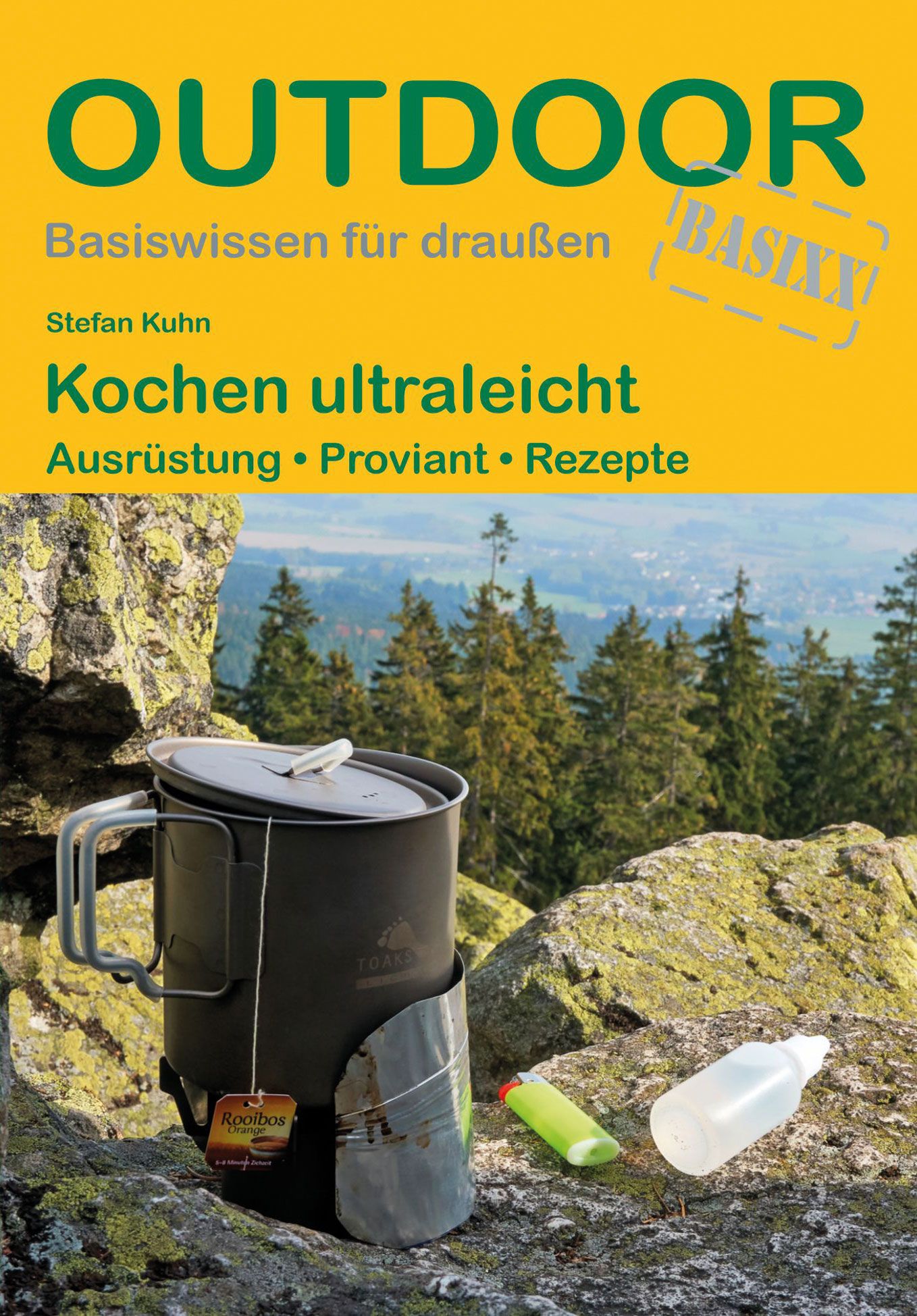 Kochtopf mit Deckel und Henkel, Teebeutel, Feuerzeug und Flasche auf Felsen. Titel: Kochen ultraleicht.