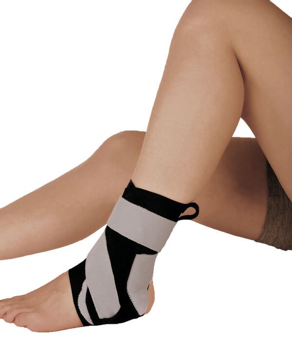Werkmeister Wewa® Med Sprunggelenkorthese Plus. Schwarz-graue Knöchelorthese am Bein. Klettverschluss und Schlaufe.