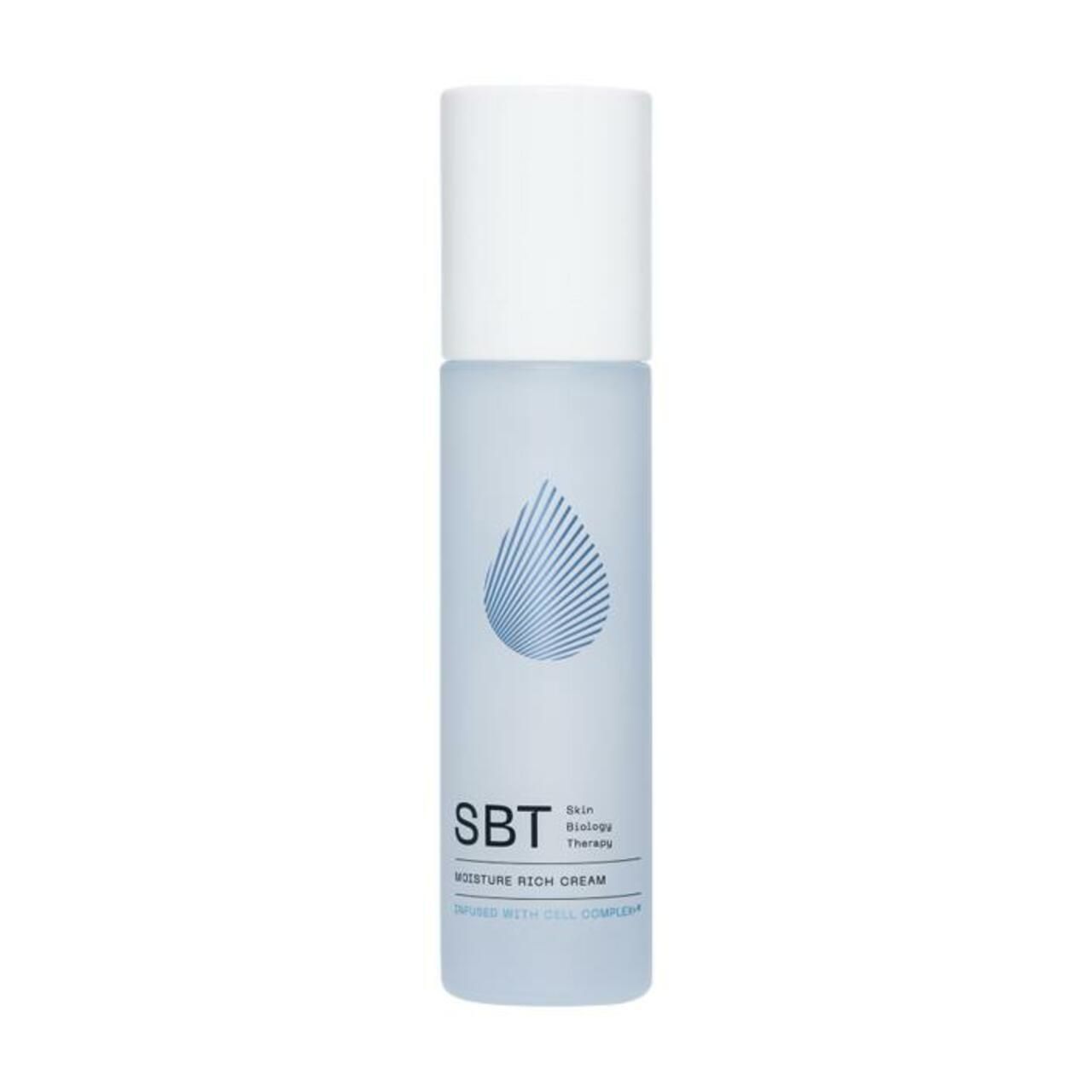 Hellblaue Flasche mit weißem Deckel. Logo mit Tropfen-Design. Text: SBT, Moisture Rich Cream, Skin Biology Therapy.