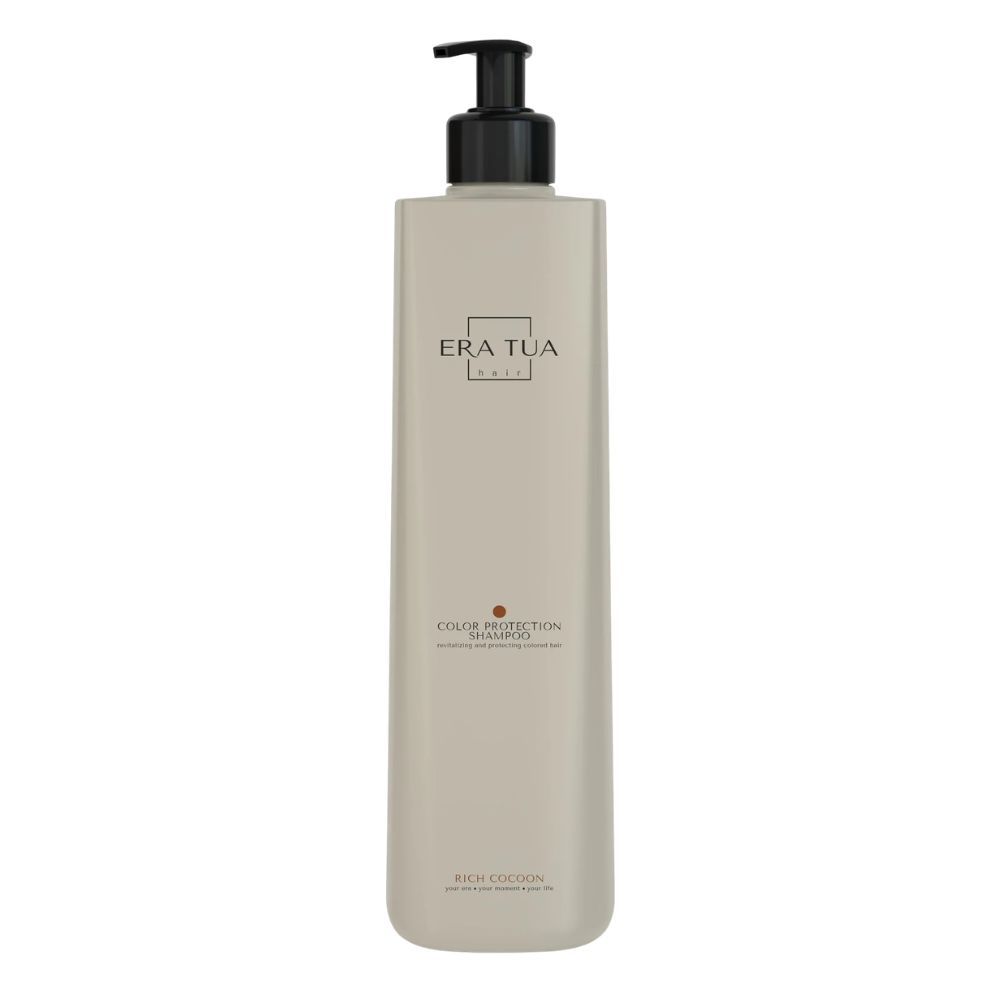 Beige Shampoo-Flasche mit schwarzem Pumpkopf. Text: Era Tua, Color Protection Shampoo, Rich Cocoon. Aufschrift in roter Farbe.
